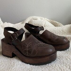 Vintage riverstone leather clogs